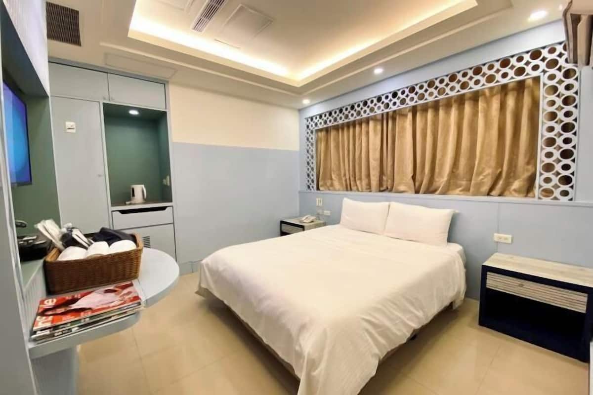 Cubrecamas, minibar, decoración personalizada y muebles diferentes