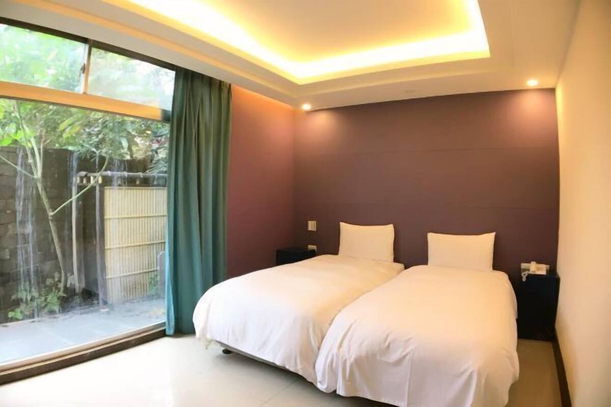 Cubrecamas, minibar, decoración personalizada y muebles diferentes