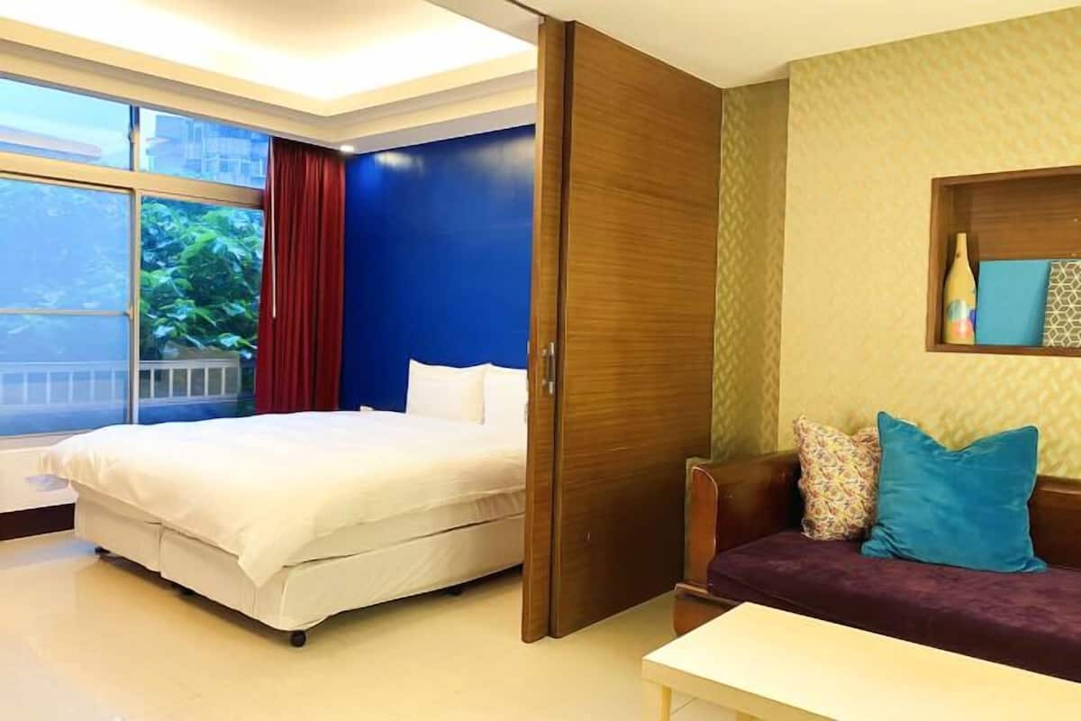 Down comforters, minibar, individually decorated, individually furnished