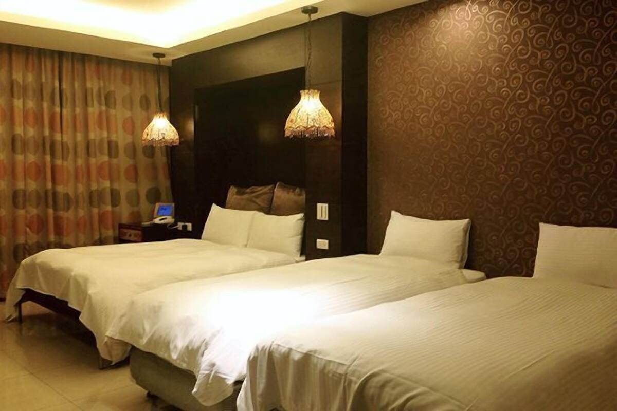 Cubrecamas, minibar, decoración personalizada y muebles diferentes