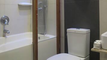 Familiesuite | Badeværelse | Hårtørrer, hjemmesko, bidet, håndklæder