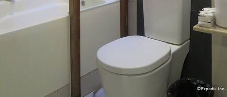 Un baño moderno con bañera, inodoro y ducha.