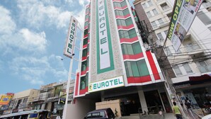 Un edifici de diverses plantes amb un clar distintiu de Eurotel, que indica que és un hotel.