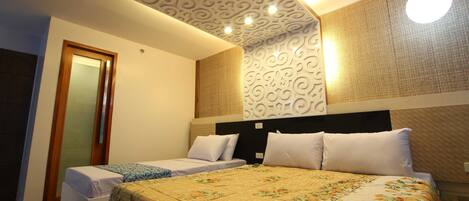 Une chambre d’hôtel avec deux lits, un plafond décoratif et un mur à motifs.