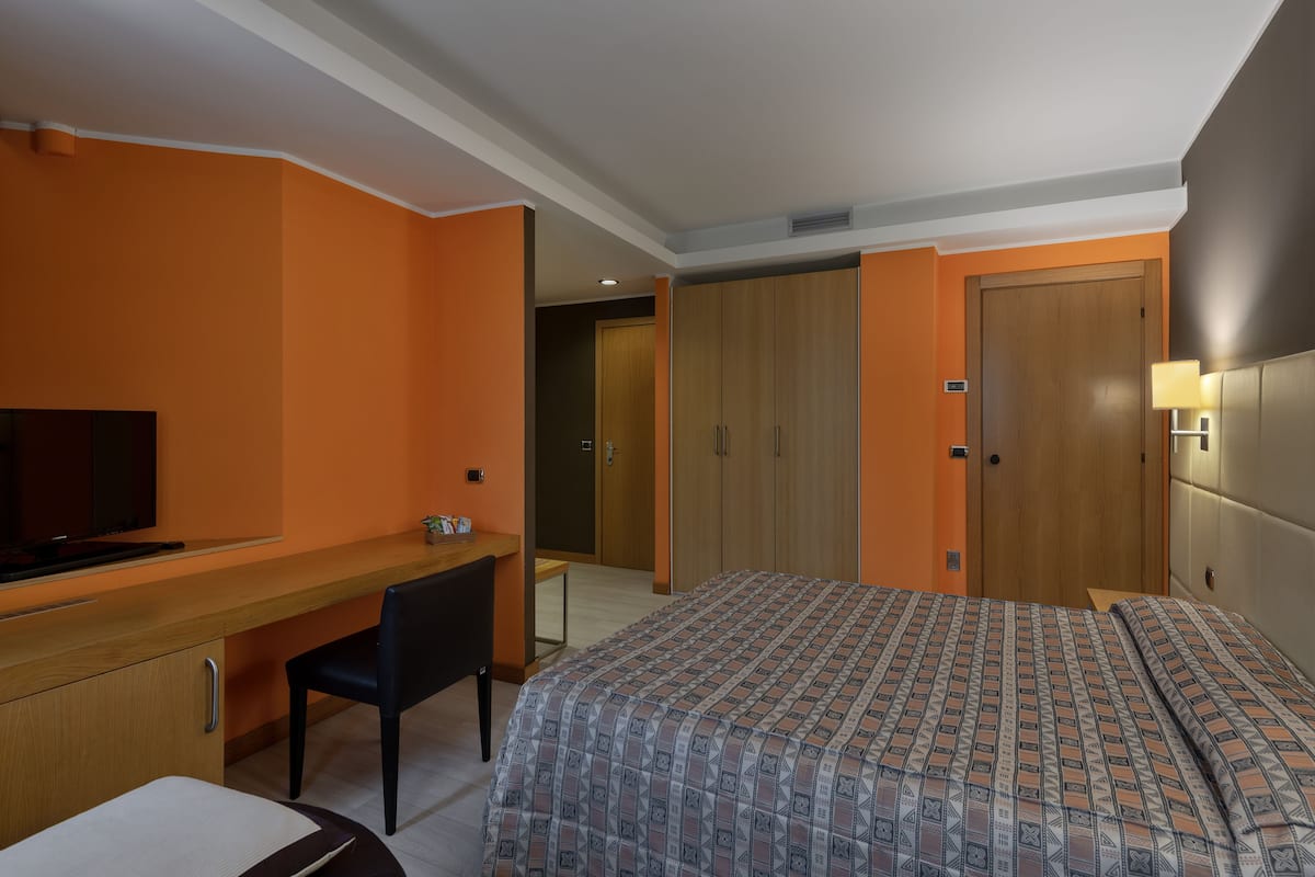 Triple Room | Minibar, in-room safe, desk, soundproofing