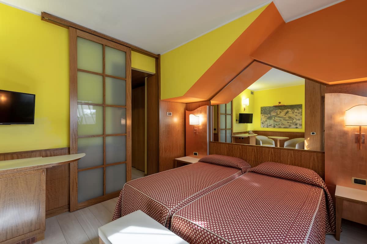 Twin Room | Minibar, in-room safe, desk, soundproofing