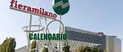 Un cartel con 'fieramilan' y 'CALENDARIO' que indica un hotel o establecimiento.