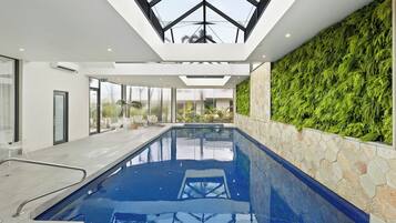 Piscine couverte, chaises longues