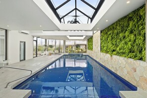 Indoor pool, pool loungers - Great Ocean Road Resort (Anglesea)