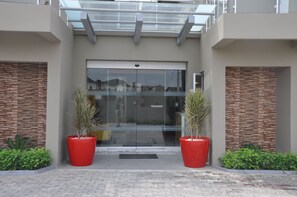 Property entrance - Tudor House Hotel (Lekki)