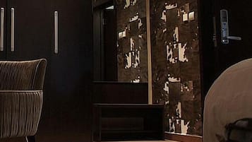 Suite (Mini) | Living area | Flat-screen TV