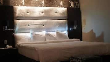 Suite (Mini) | In-room safe, individually decorated, individually furnished, desk