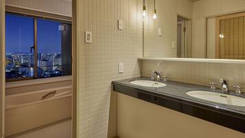 Superior 4 Beds (New Knows Old), Non Smoking | Bathroom | Free toiletries, hair dryer, slippers, electronic bidet