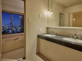 Superior 4 Beds (New Knows Old), Non Smoking | Bathroom | Free toiletries, hair dryer, slippers, electronic bidet