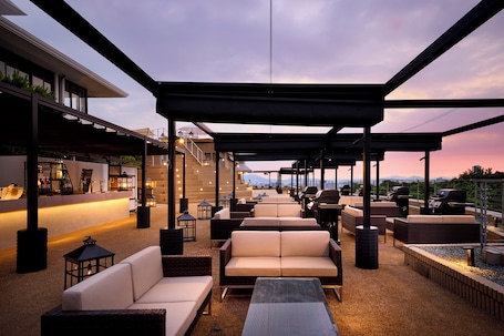 3 restaurantes; se sirve desayuno, almuerzo y cena; cocina japonesa