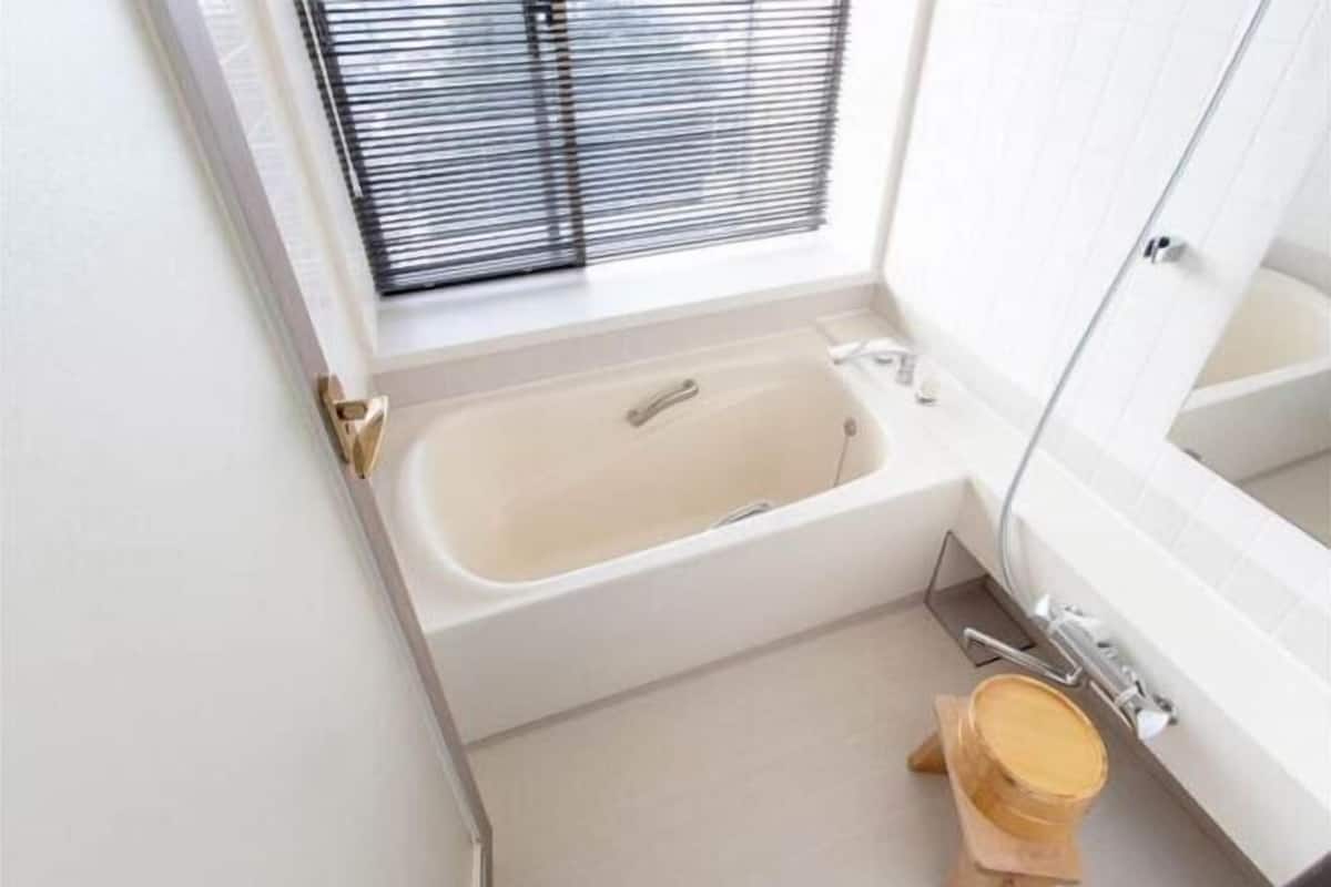 Badezimmer | Kostenlose Toilettenartikel, Haartrockner, Hausschuhe