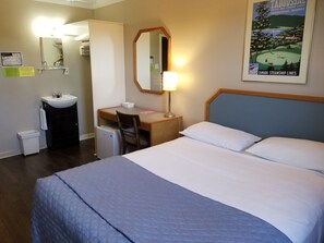 Zimmer, 1 Queen-Bett | Schreibtisch, kostenloses WLAN