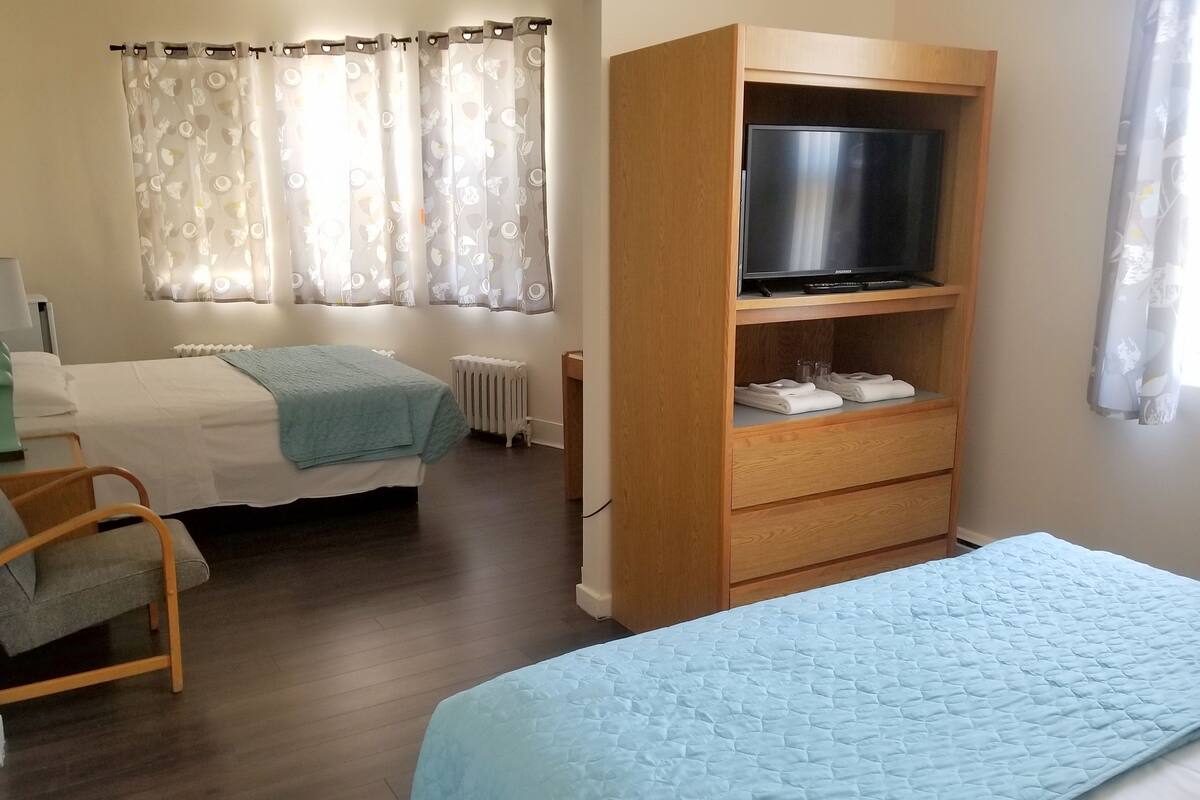 Zimmer, 2 Queen-Betten | Schreibtisch, kostenloses WLAN
