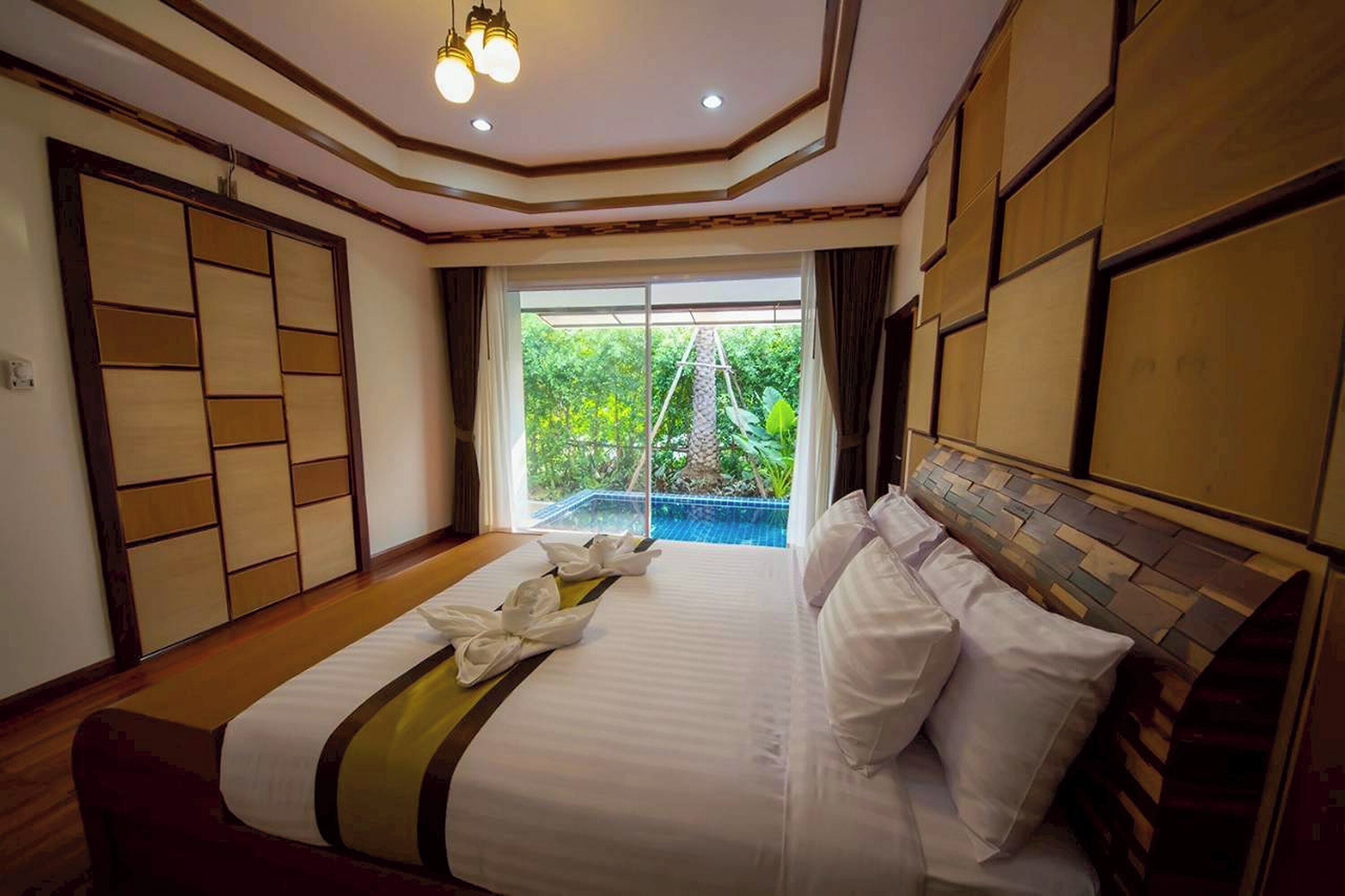 خزنة داخل الغرفة ومكتب وستائر تعتيم وأسرّة قابلة للطي