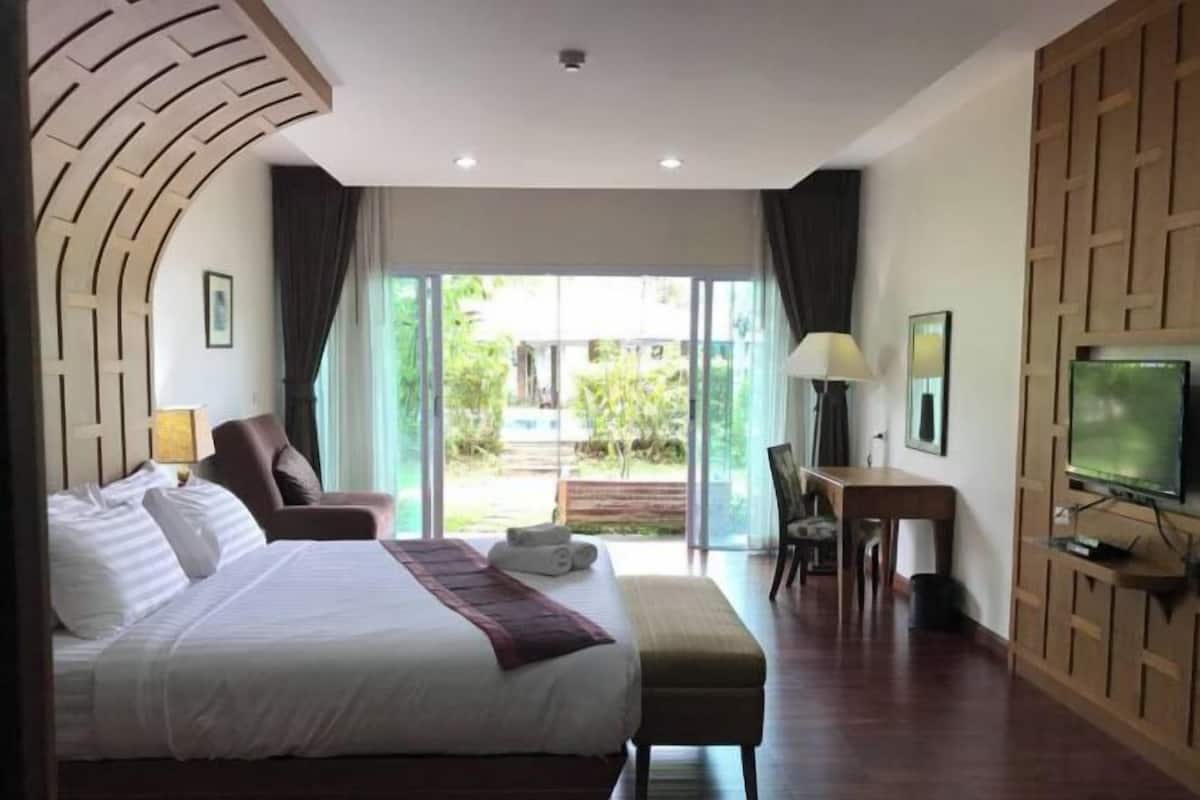 In-room safe, desk, blackout curtains, free WiFi