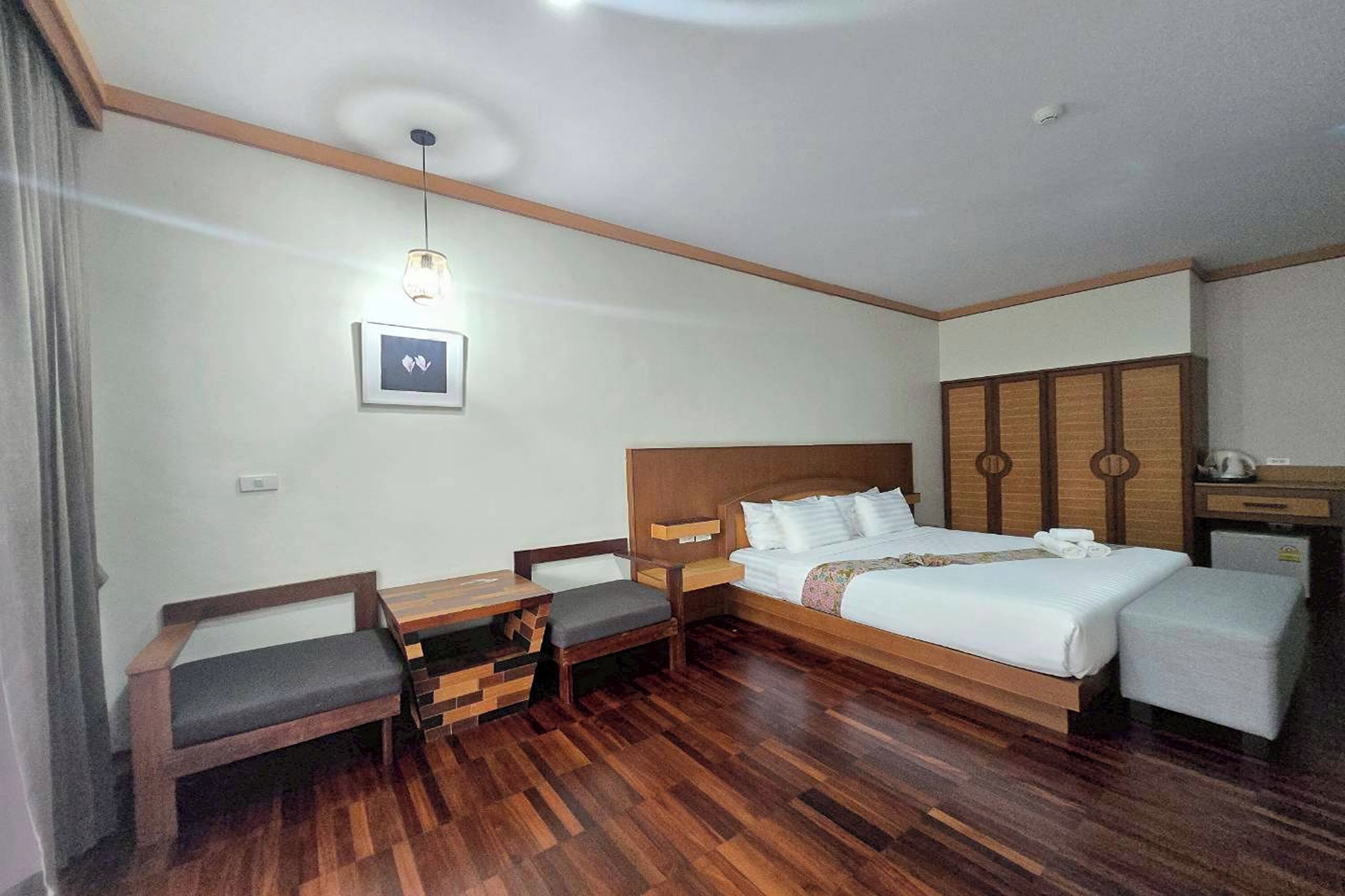 Quarto casal superior | Cofres nos quartos, escrivaninha, cortinas blackout