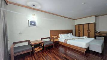 Quarto casal superior | Cofres nos quartos, escrivaninha, cortinas blackout