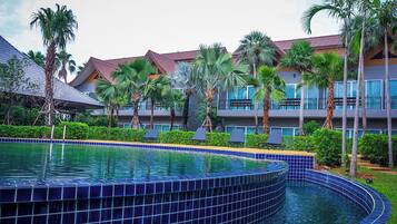 Piscina externa, guarda-sóis, espreguiçadeiras