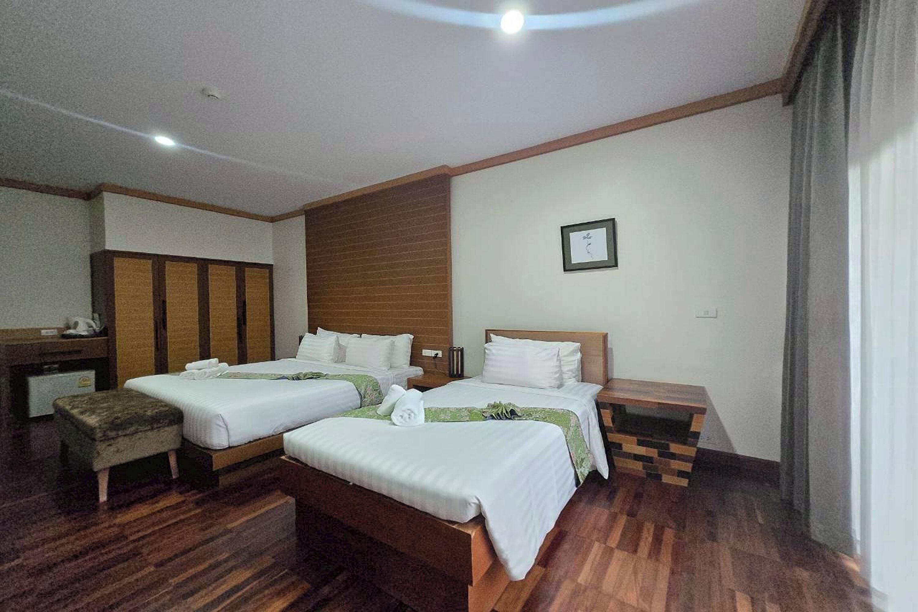 Superior trippelrum | Värdeförvaringsskåp på rummet, skrivbord och mörkläggningsgardiner