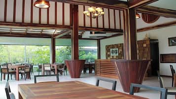 Café da manhã com buffet todos os dias (THB 500 por pessoa)