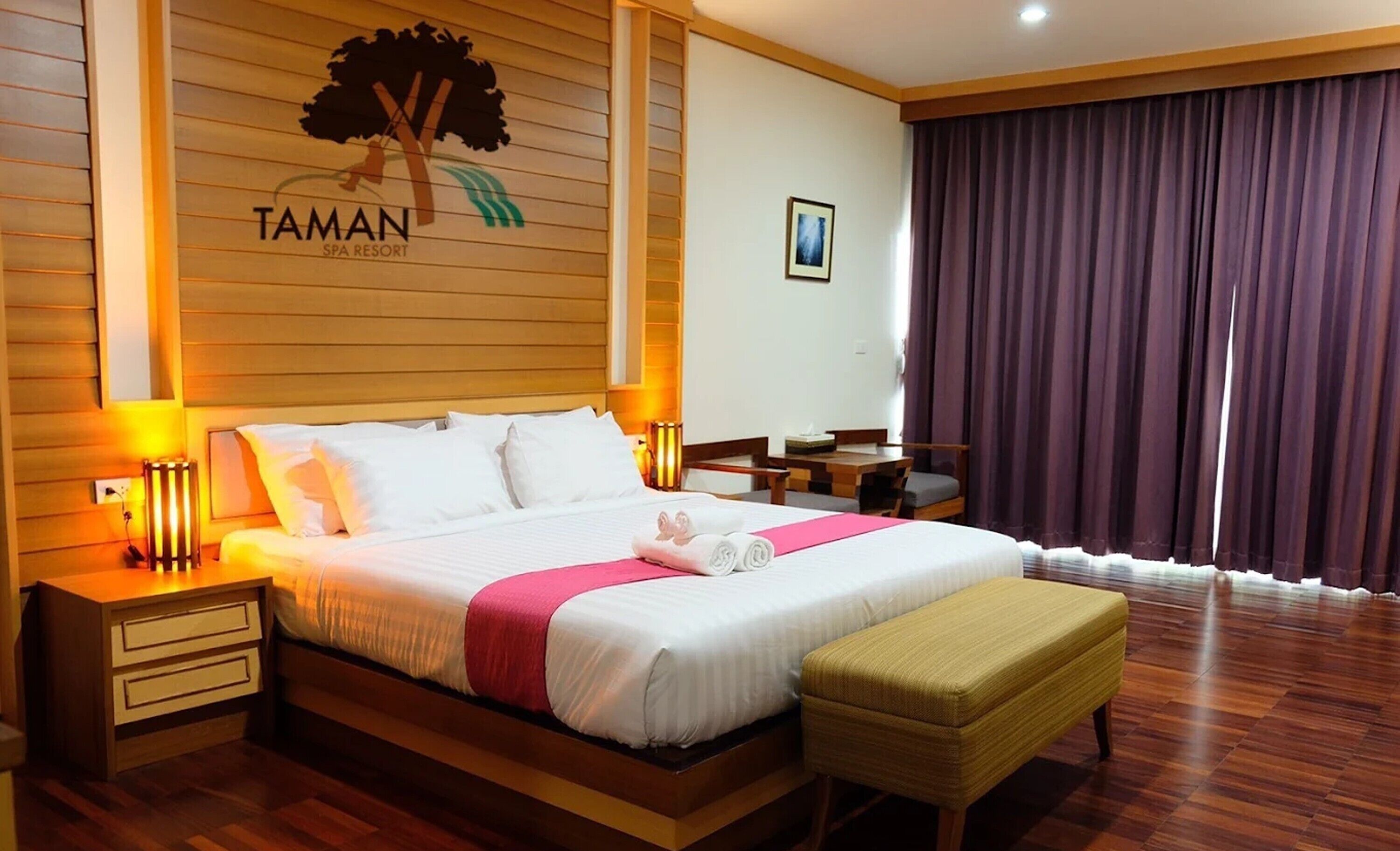 Deluxe dubbelrum | Värdeförvaringsskåp på rummet, skrivbord och mörkläggningsgardiner