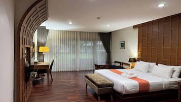 Suite junior (Double room) | Caja fuerte, escritorio, cortinas opacas y camas supletorias