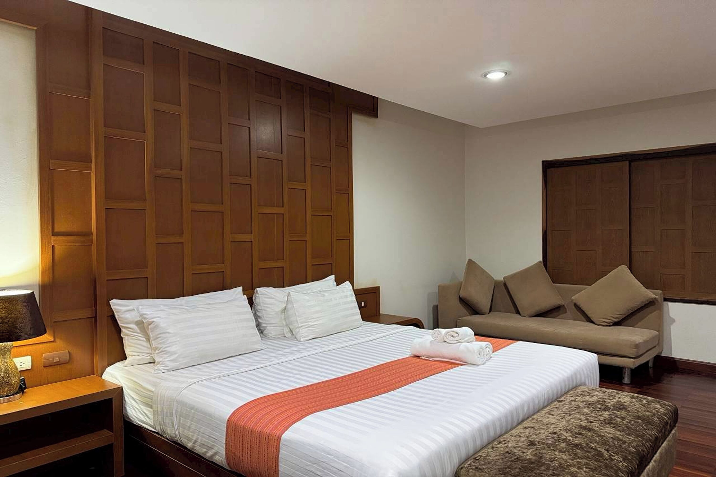 ห้องจูเนียร์สวีท (Double room) | ตู้นิรภัยในห้องพัก, โต๊ะทำงาน, ผ้าม่านกันแสง, เตียงเสริม/เปล