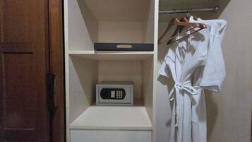 Suite Junior (Double room) | Brankas, meja kerja, tirai kedap cahaya, dan tempat tidur lipat/tambahan