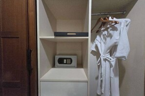 Suite junior (Double room) | Caja de seguridad en la habitación, escritorio y cortinas blackout 