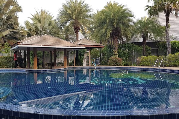 Outdoor pool, pool umbrellas, sun loungers - Taman Resort (Phitsanulok)
