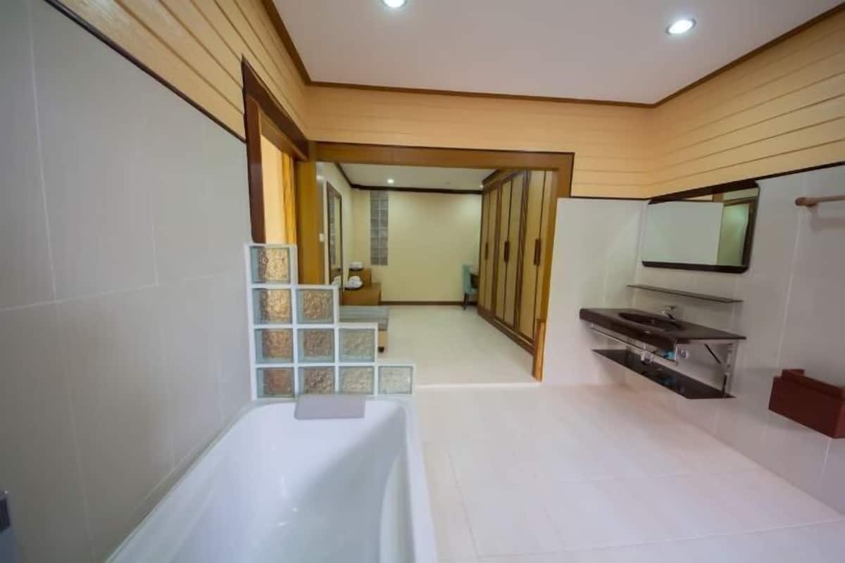 Bathroom | Free toiletries, hair dryer, bathrobes, towels