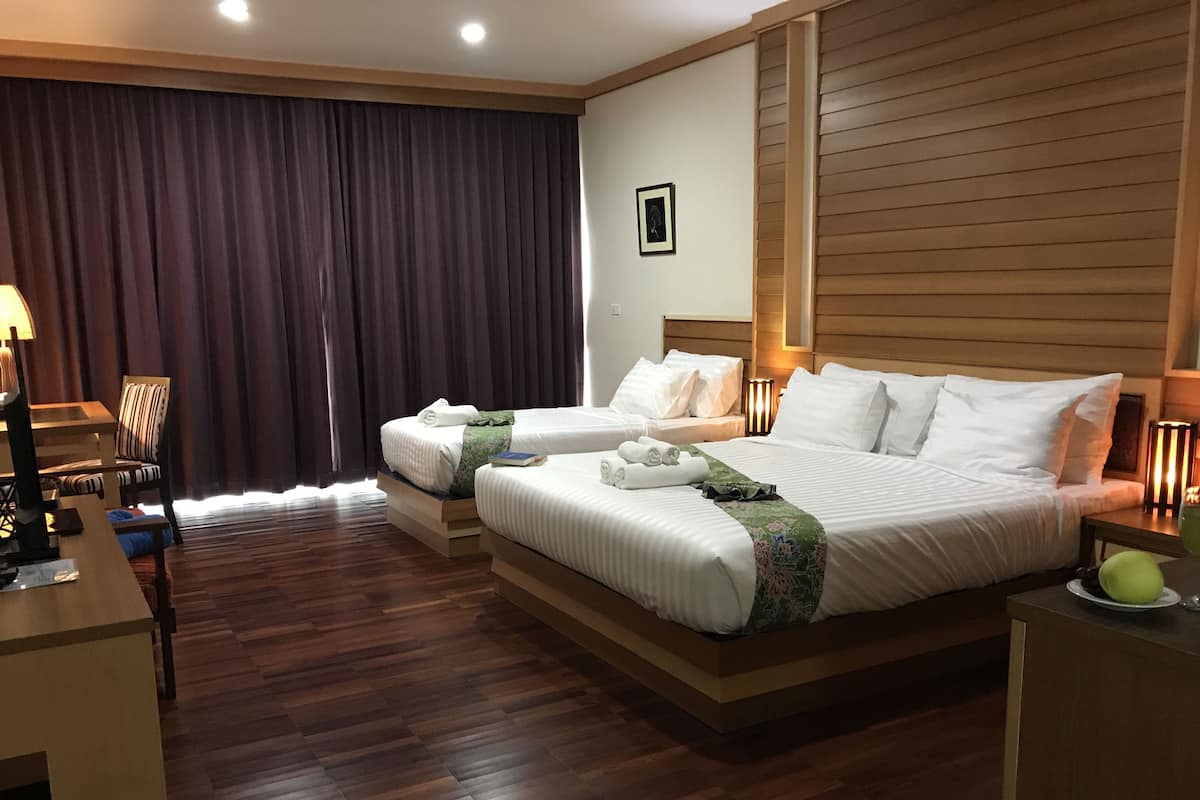 Deluxe Triple Room | In-room safe, desk, blackout curtains, free WiFi