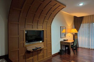Junior Suite (Triple Room) | In-room safe, desk, blackout drapes, rollaway beds