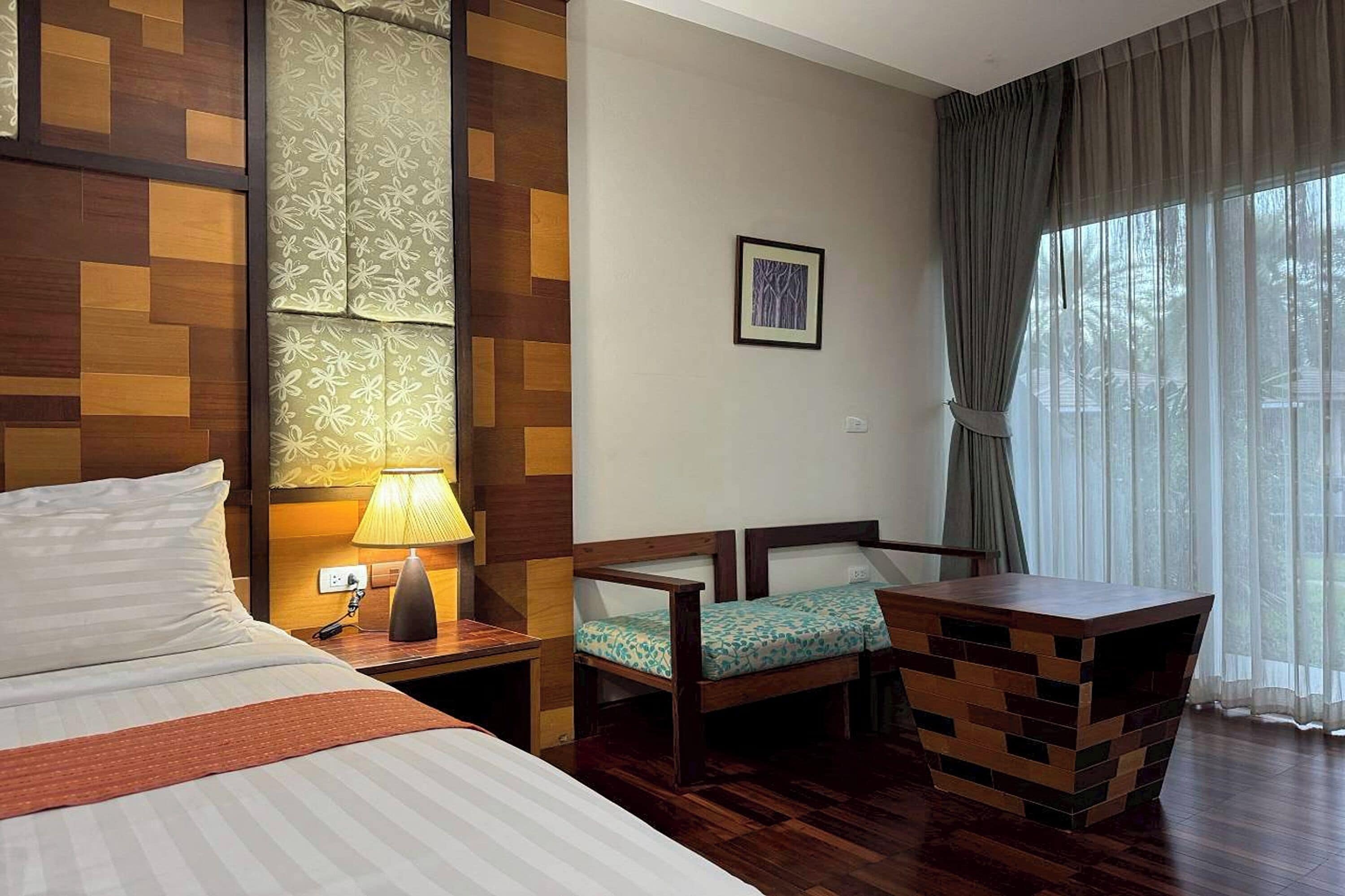 ห้องจูเนียร์สวีท (Triple Room) | ตู้นิรภัยในห้องพัก, โต๊ะทำงาน, ผ้าม่านกันแสง, Wi-Fi ฟรี