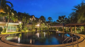 حمّام سباحة خارجي، مظلات على حمّام السباحة، مقاعد للتشمس