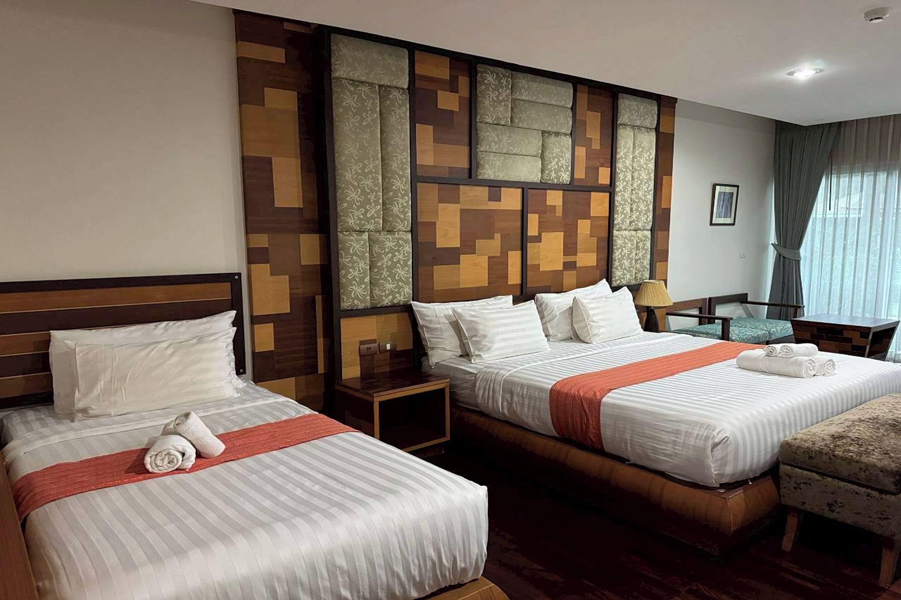 Juniorsvit (Triple Room) | Värdeförvaringsskåp på rummet, skrivbord och mörkläggningsgardiner