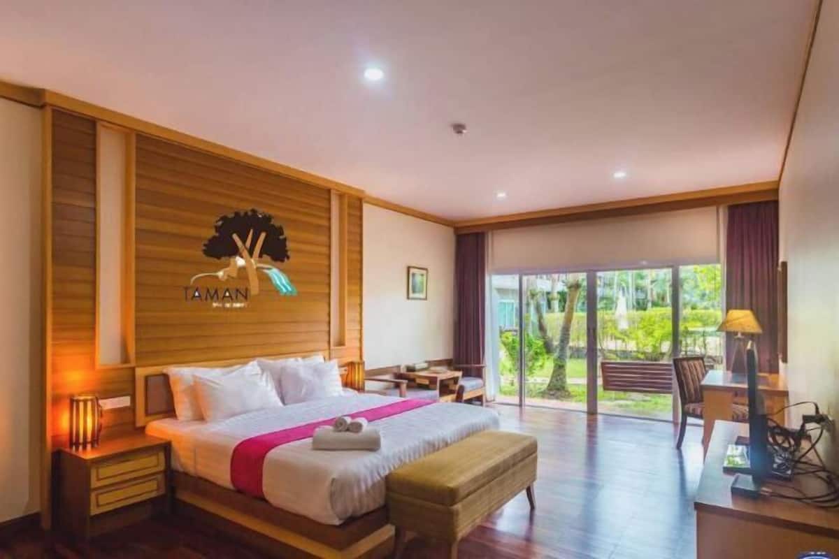 In-room safe, desk, blackout curtains, free WiFi