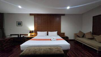 Suite Junior (Double room) | Brankas, meja kerja, tirai kedap cahaya, dan tempat tidur lipat/tambahan