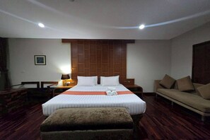 Suite junior (Double room) | Caja de seguridad en la habitación, escritorio y cortinas blackout 