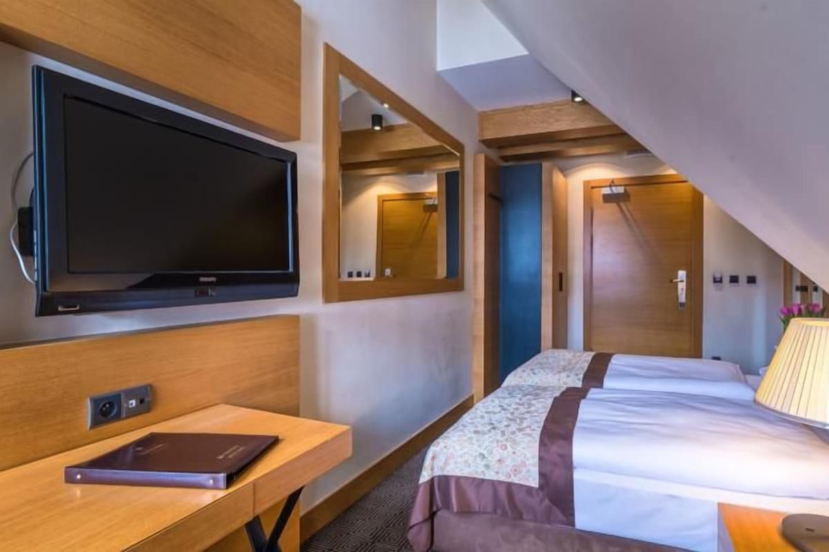Sengetøy av topp kvalitet, minibar, safe på rommet og skrivebord