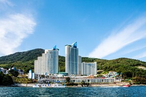 Down comforters, blackout drapes, WiFi, bed sheets - Sono Calm Geoje (Geoje)