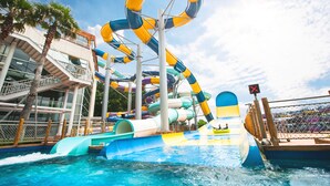 Un parc aquatique doté de plusieurs toboggans et d’un espace piscine.