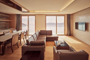 Gold Suite (Kitchen/Ocean View/Bed) | Down comforters, blackout drapes, WiFi, bed sheets - Sono Calm Geoje (Geoje)