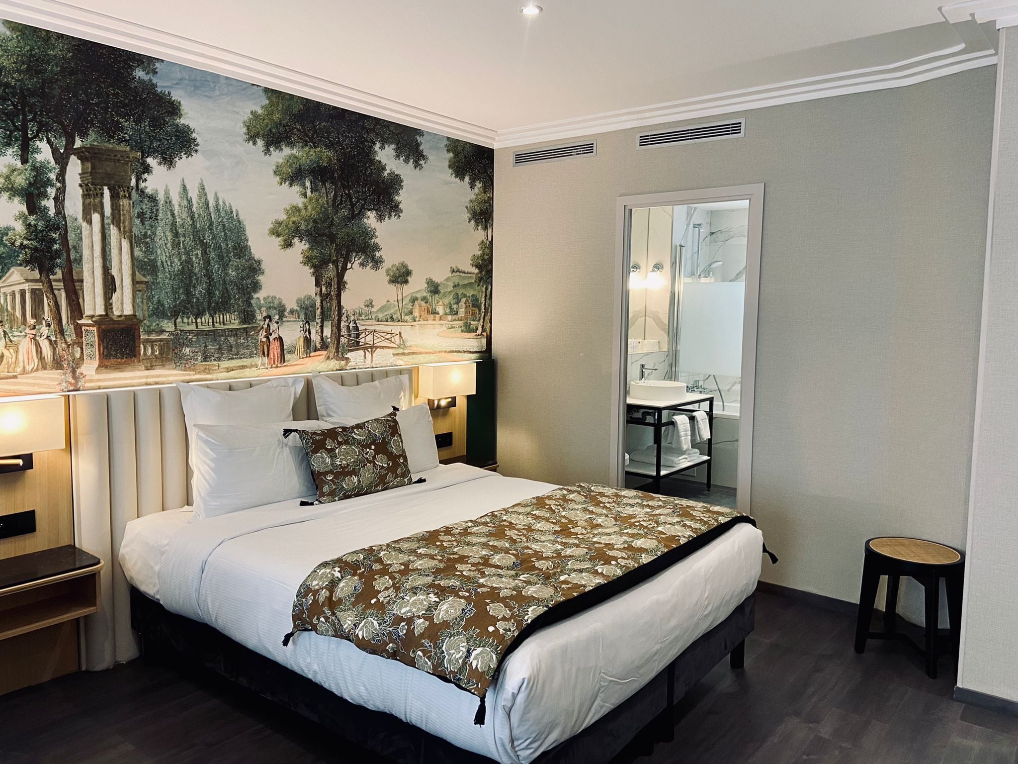 suite | minibar, in-room safe, individually decorated, soundproofing