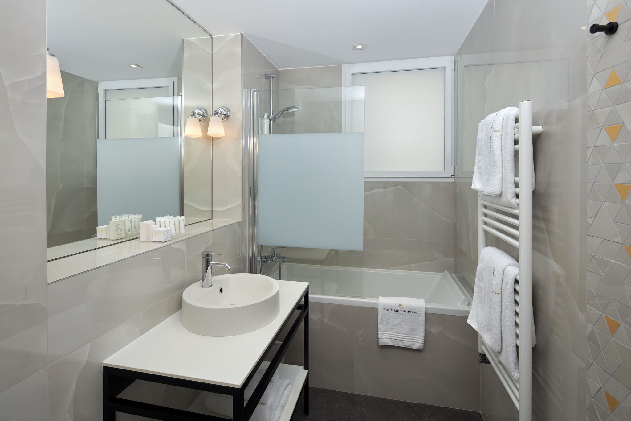 suite | minibar, in-room safe, individually decorated, soundproofing